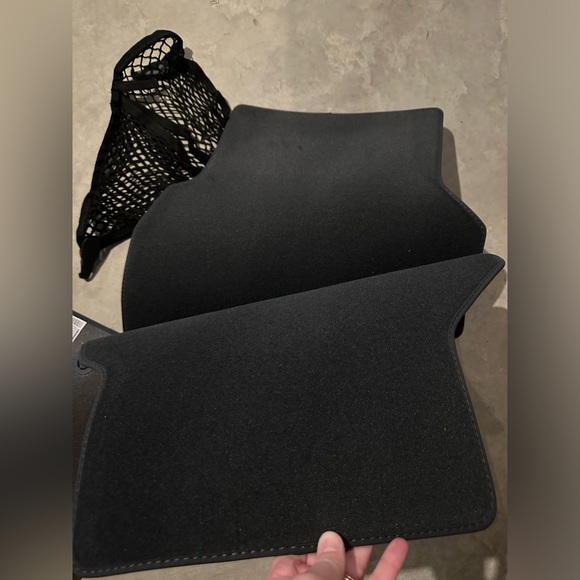 NWT - Audi Q3 Floor Mats and Cargo Net - Picture 2 of 3